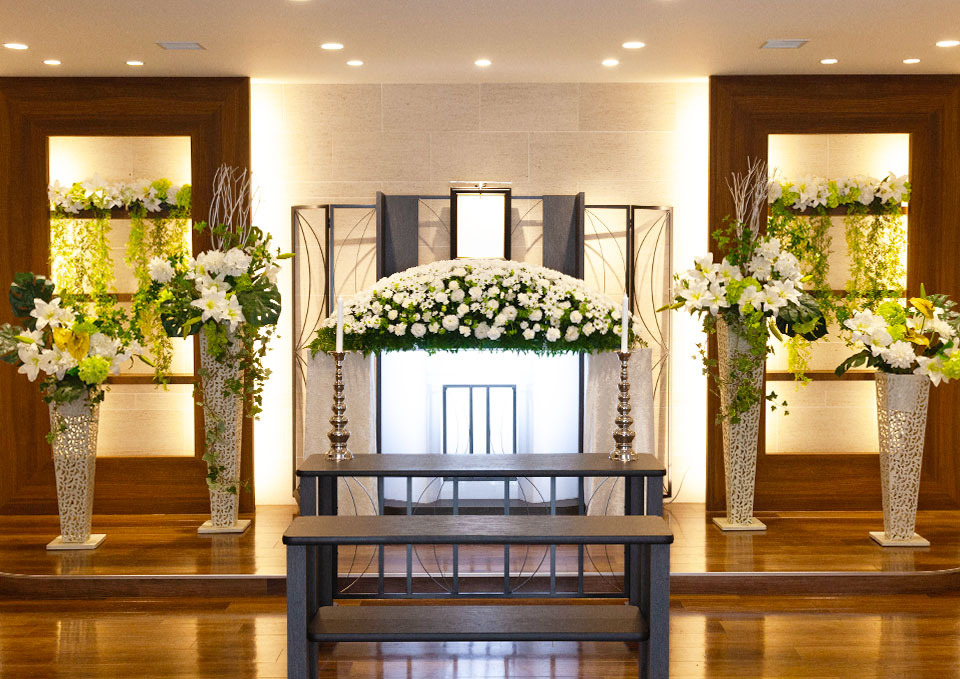 家族葬の四季風の花が多く飾られた華やかな葬儀用棺の写真